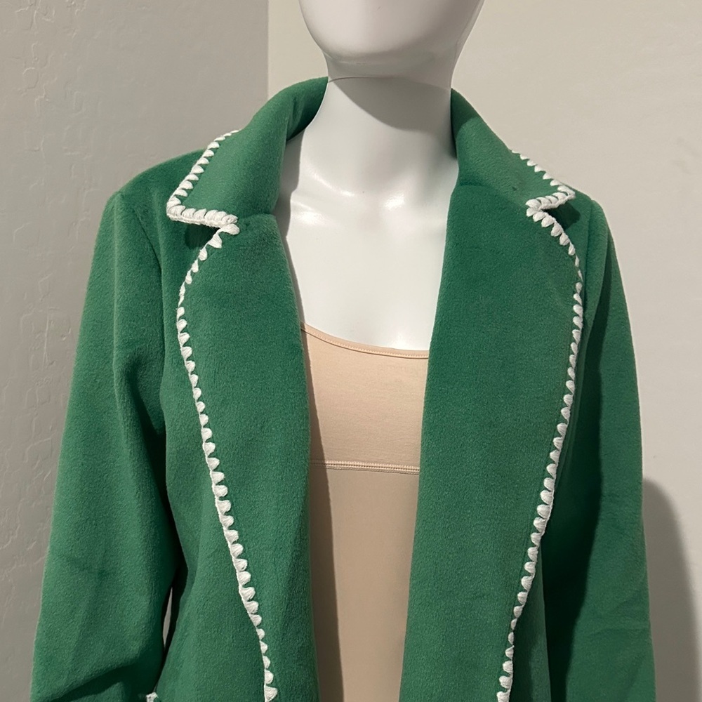 Chic Green Blazer with White Detailing - Picture 3 of 10